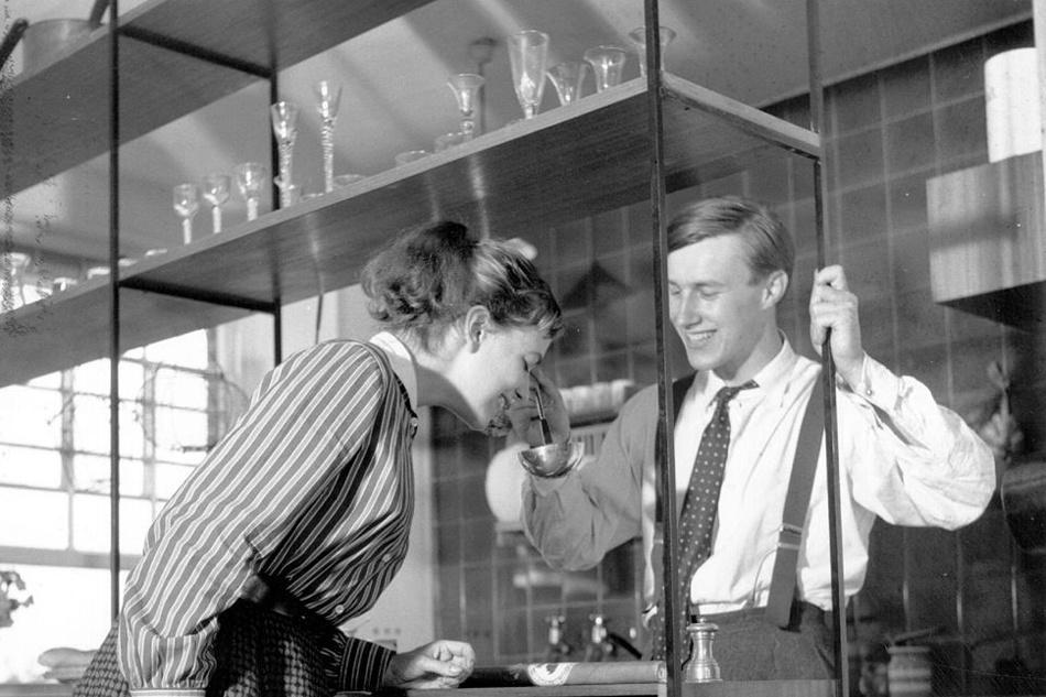 Designer Terence Conran en zijn toenmalige vrouw Shirley in 1955