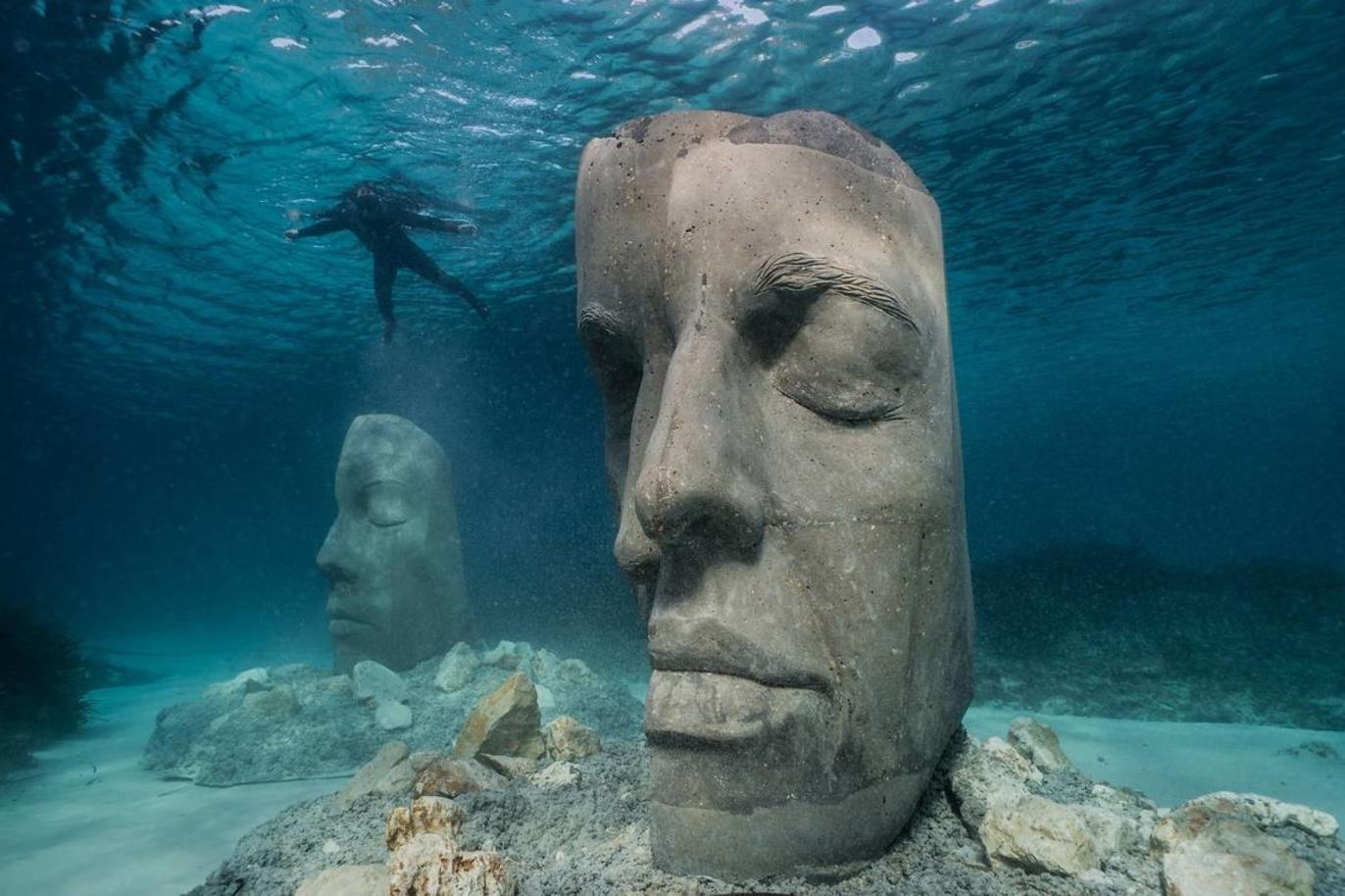 Een van de sculpturen die te zien is in het onderwatermuseum in Cannes