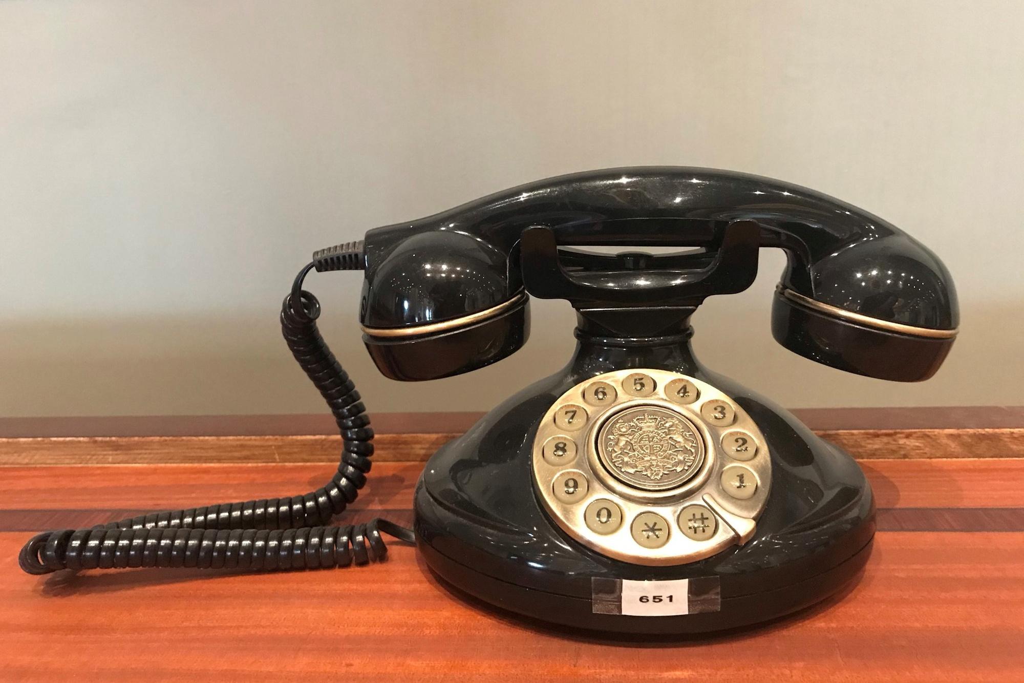 Een bakelieten telefoon uit het originele interieur. Bij oprichting van het hotel kregen alle vierhonderd kamers een eigen telefoon: hypermodern voor die tijd.