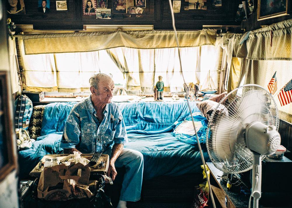 Ray Cooper, 75 ans, pêcheur à la retraite, vit dans une caravane. Plusieurs fois par semaine, il doit retourner pêcher le crabe pour arrondir ses fins de mois.