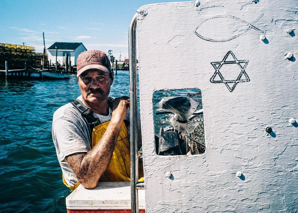 James Eskridge, maire de Tangier depuis 2012, pilotant son bateau dans les eaux de la baie de Chesapeake.