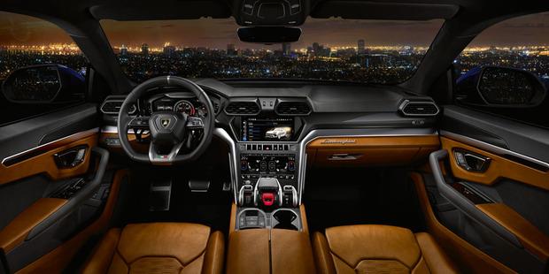 Les intérieurs des Bentley Bentayga et Lamborghini Urus (ici). Exclusivité garantie.