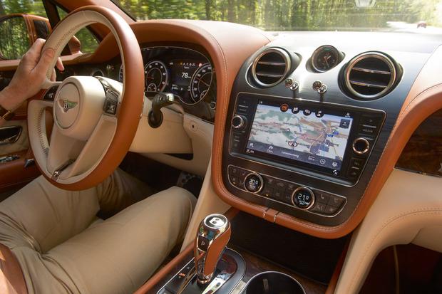 Les intérieurs des Bentley Bentayga (ici) et Lamborghini Urus. Exclusivité garantie.