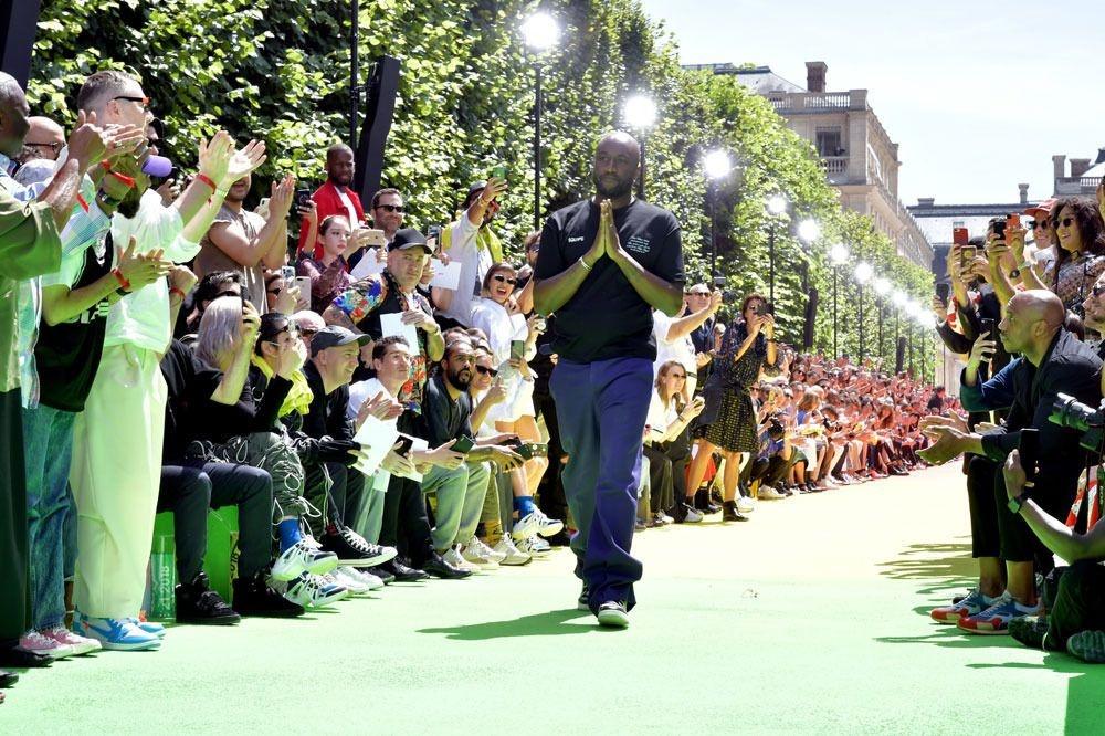 Virgil Abloh neemt applaus in ontvangst - Louis Vuitton show, Spring Summer 2019, Paris Fashion Week 