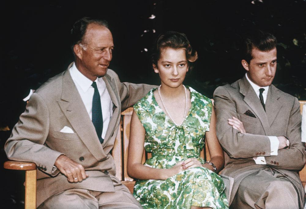 Paola, en 1961, sagement assise entre son époux Albert et son beau-père, le roi Léopold III.