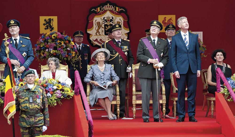 Fête nationale 2010. Le prince Philippe, la reine Fabiola, la reine Paola et le roi Albert II (qui abdiquera trois ans plus tard) assistent côte à côte au défilé militaire.
