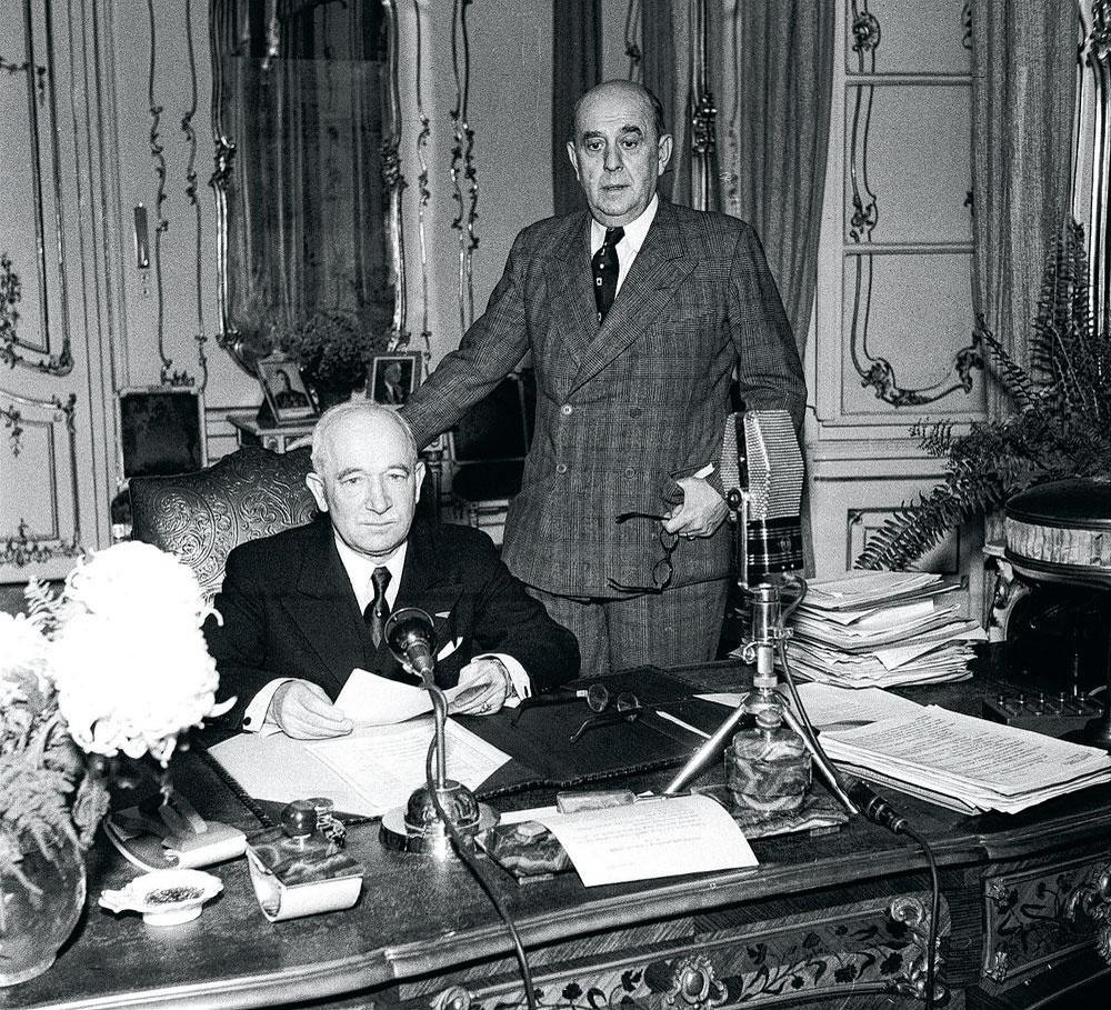 Le président Benes et Jan Masaryk (debout), ministre des Affaires étrangères et fils du premier président de Tchécoslovaquie. Il est fort probable que les communistes aient précipité Masaryk dans la cour de son ministère par les fenêtres de son bureau.