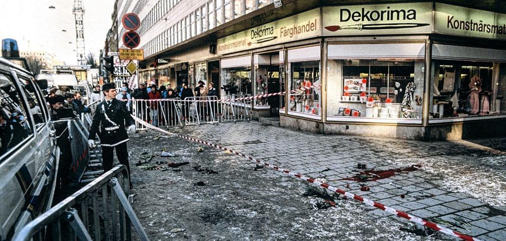 La zone du crime délimitée par la police où Olof Palme a été abattu par balles dans le dos un soir qu'il était allé au cinéma avec son épouse et ses enfants. Stockholm, 28 février 1986.