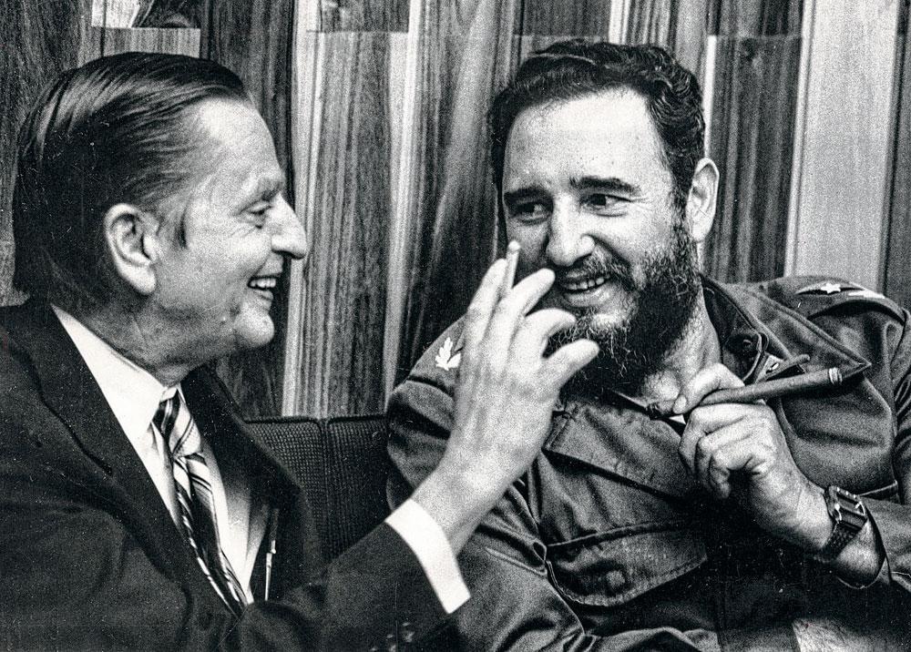 Durant son premier mandat en tant que Premier ministre suédois, Olof Palme a mené une politique étrangère controversée. Il a été l'un des premiers chefs de gouvernement d'un pays neutre à rendre une visite officielle à Fidel Castro (Cuba).