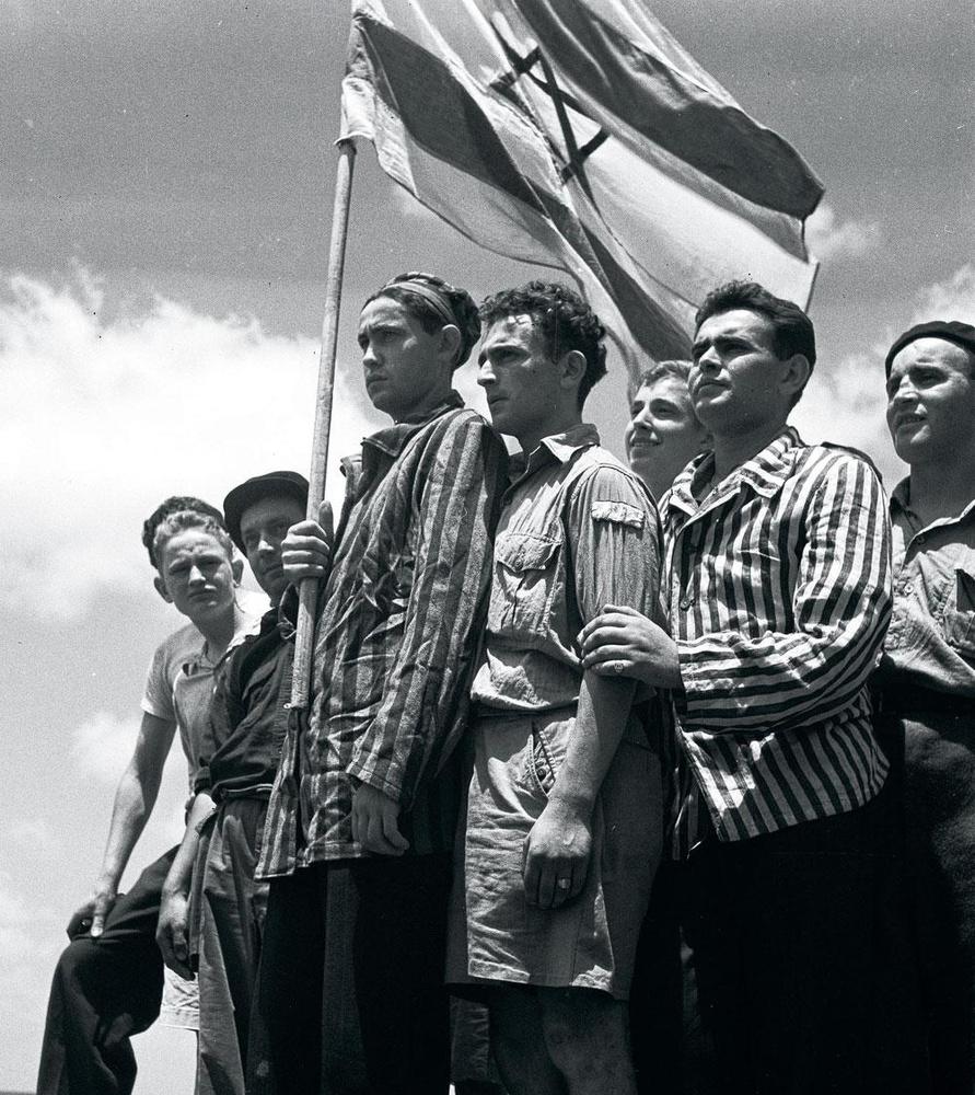Avec une fierté réelle, les Juifs rescapés des camps d'extermination en Pologne arrivent dans leur nouvelle patrie. 1948.