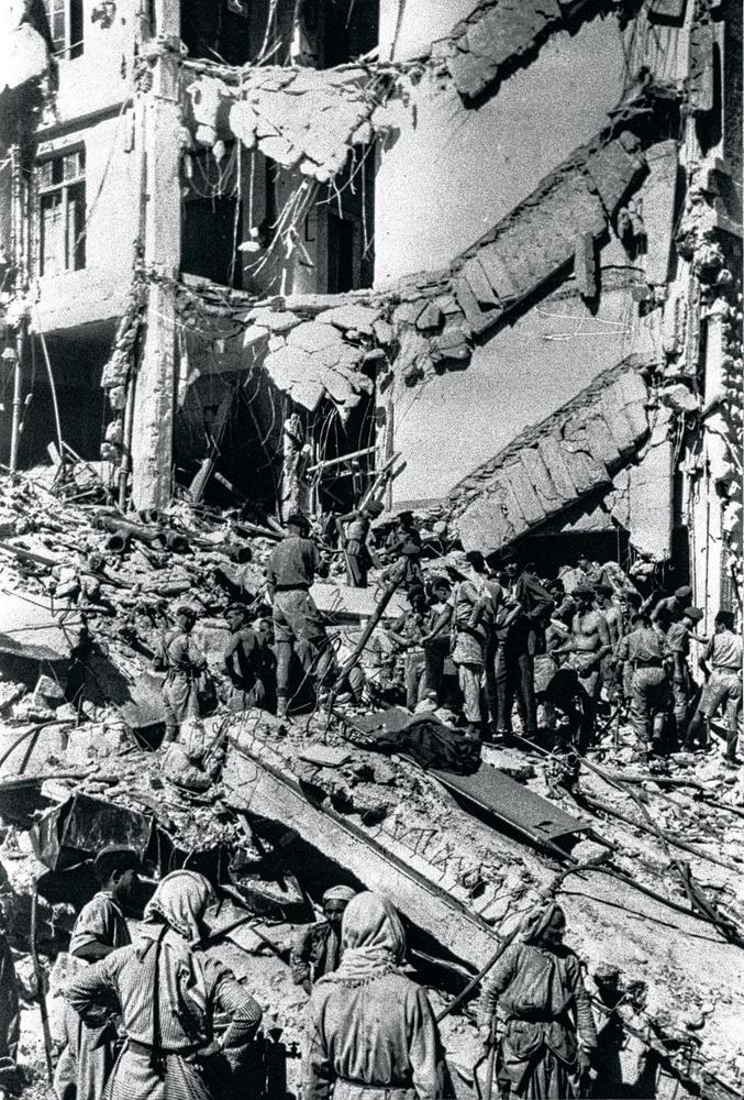 L'hôtel King David à Jérusalem-Ouest après l'attaque à la bombe le 22 juillet 1946. Une action de quelques milices radicales juives en représailles aux arrestations préventives de 3 000 sionistes par les autorités britanniques lors de l'opération 