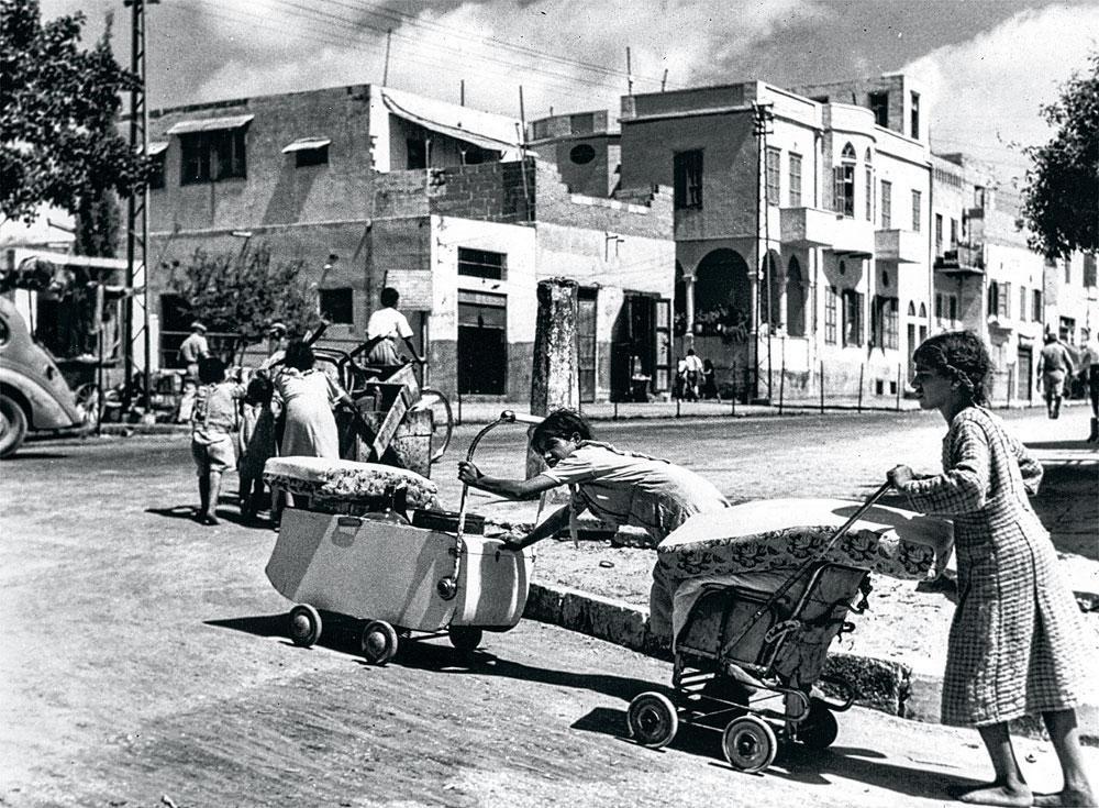 En mai 1948, juste avant la création de l'Etat d'Israël, les confrontations entre Juifs et Arabes se sont soudain multipliées. Après le massacre de 150 civils palestiniens à Deir Yassin, bien des familles arabes ont pris la route de l'exil vers les pays voisins.