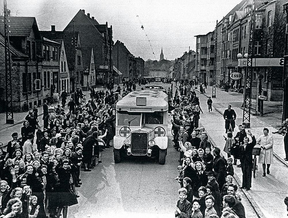 Folke Bernadotte, un petit-fils du roi de Suède Oscar II, s'était illustré dans les ultimes semaines de la Seconde Guerre mondiale, en obtenant la libération de près de 15 000 rescapés des camps de concentration nazis, qu'il a fait rapatrier triomphalement en Suède à bord de bus de la Croix-Rouge (avril 1947).