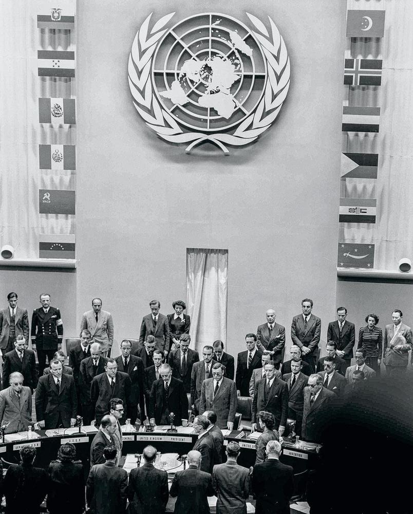 Paris, 18 septembre 1948. Les membres du Conseil de sécurité des Nations unies observent une minute de silence en l'honneur du diplomate Folke Bernadotte, exécuté par un commando, en pleine mission de médiation dans le conflit arabo-juif.