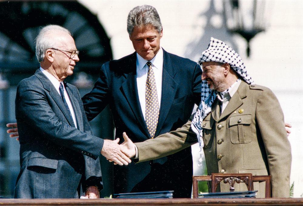 Oslo, 13 septembre 1993. En présence de Bill Clinton, président américain, le Premier ministre israélien, Yitzhak Rabin (à gauche) et le leader palestinien, Yasser Arafat se serrent la main. Ils viennent de signer un accord de paix historique.