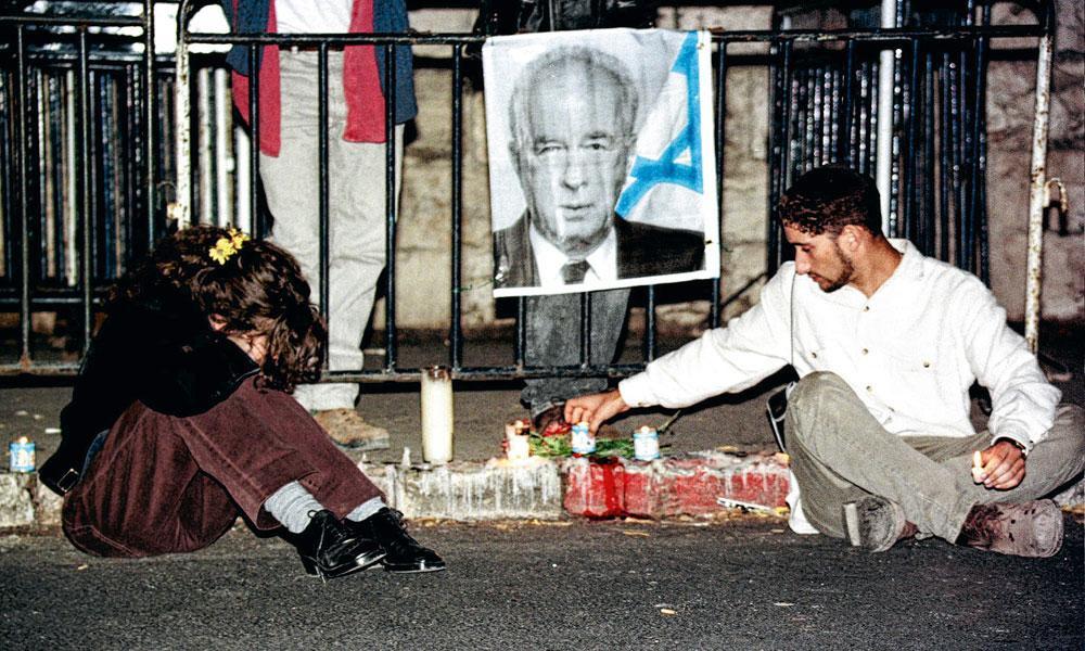 L'attentat contre Rabin, plus de deux ans après Oslo, a donné un coup de frein brutal au processus de paix au Moyen-Orient. Une semaine après cet événement dramatique, quelque 300 000 personnes, dont une majorité de jeunes, se sont réunis pour lui rendre hommage.