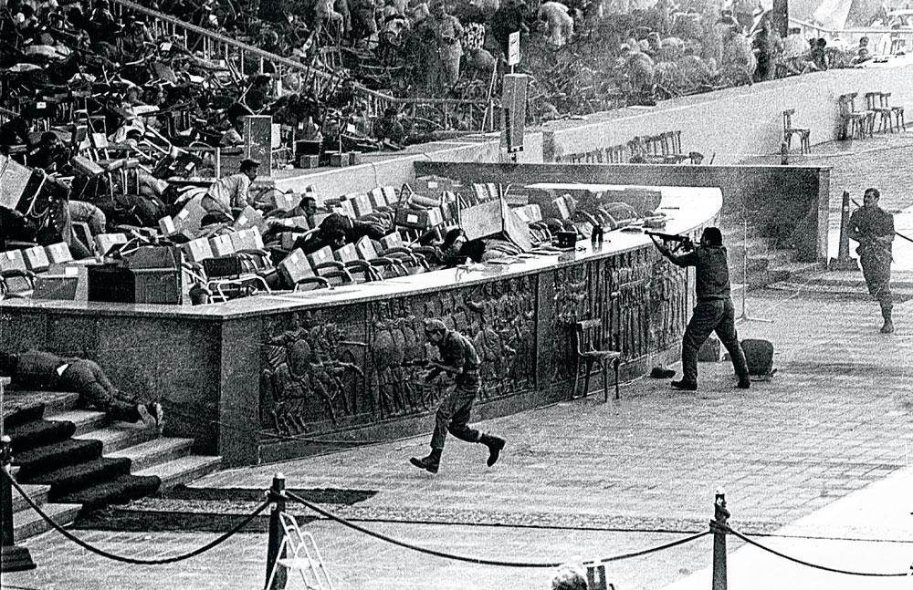 Parade militaire au Caire, le 6 octobre 1981 : quatre hommes sortis d'un véhicule blindé qui défilait se ruent sur la tribune présidentielle, armés de grenades et de mitraillettes. Sadate et dix autres occupants de la tribune n'en réchapperont pas.