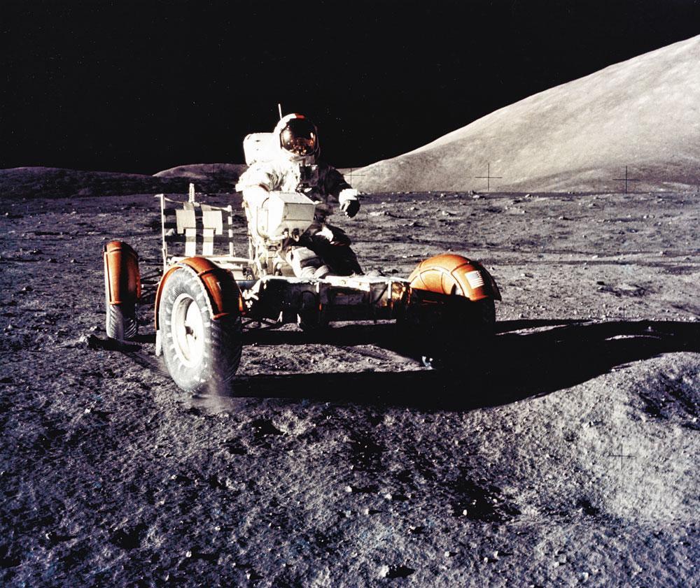 L'astronaute américain Eugene Cernan, ici à bord du rover LRV, reste à ce jour le dernier homme à avoir marché sur la Lune, en 1972.