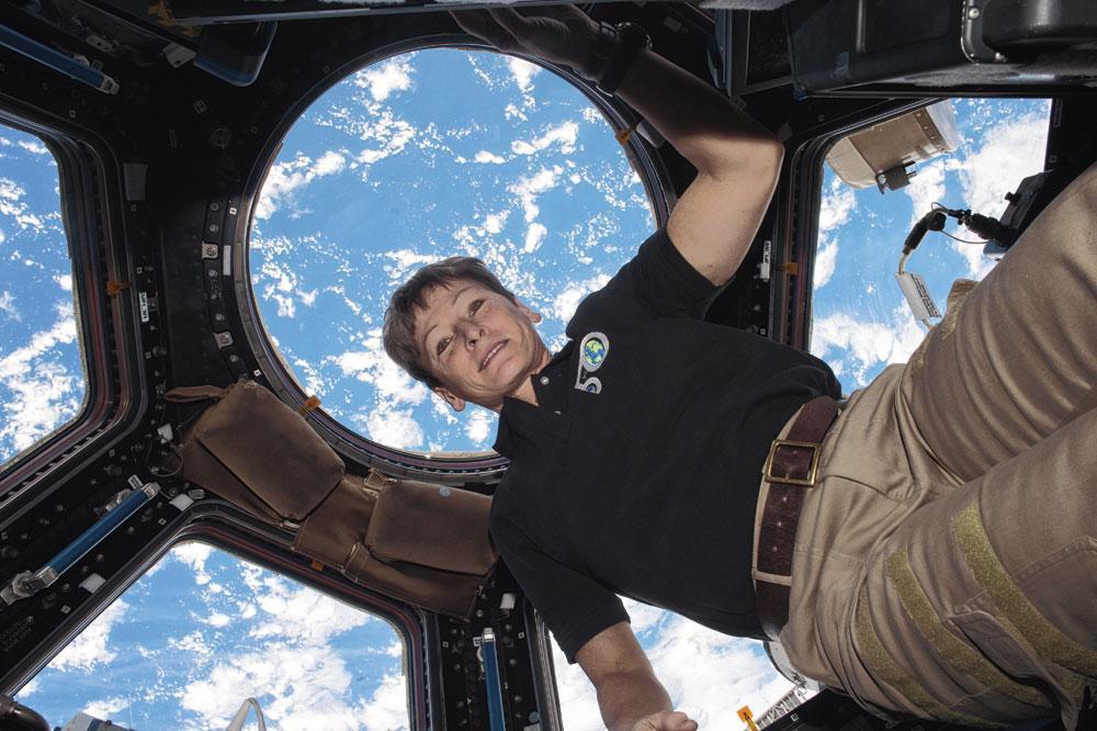 L'Américaine Peggy Whitson détient, au sein du corps des astronautes de la Nasa, le record de séjour cumulé dans l'espace (665 jours). L'expérience accumulée dans l'ISS montre les effets sur la santé des longs séjours dans l'espace.