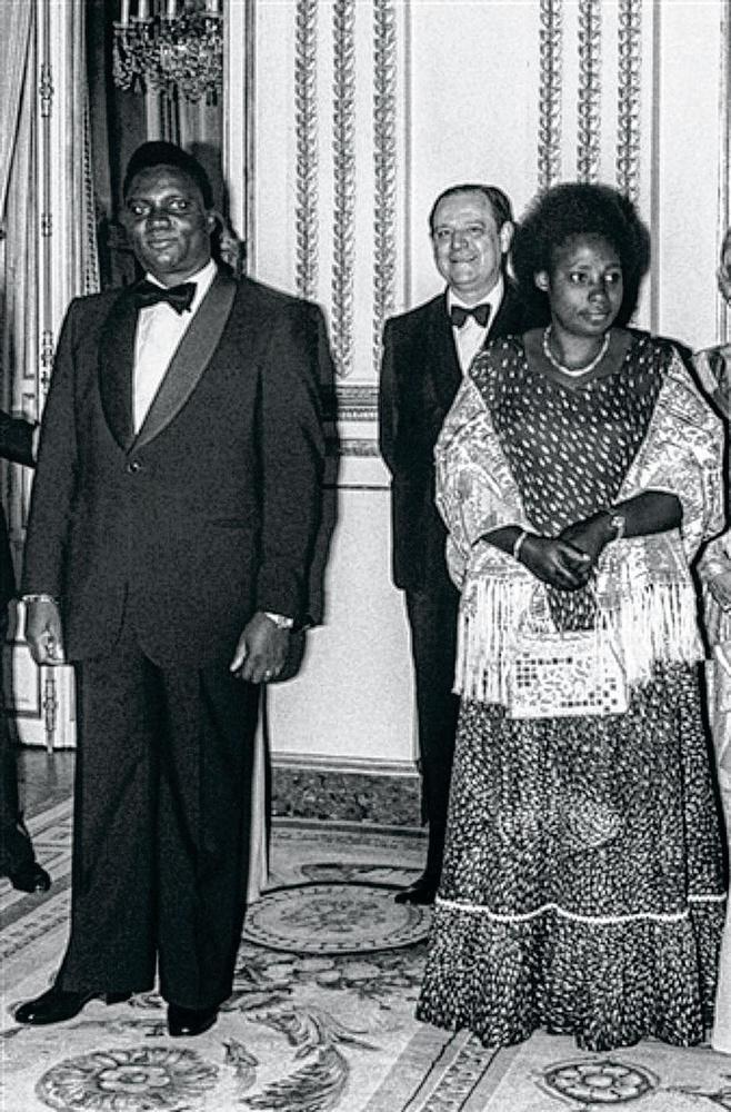 Le président rwandais, Juvénal Habyarimana et son épouse. Lorsque, le 6 avril 1994, le jet privé qui transporte le président approche de l'aéroport de Kigali, deux missiles sont tirés et font exploser l'avion présidentiel.