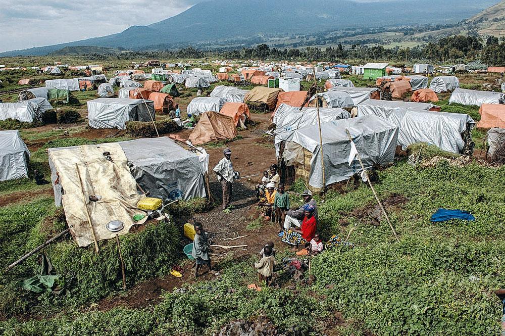Le génocide a provoqué d'énormes mouvements de population. Les exilés hutus ont trouvé refuge dans l'Est du Congo où ils se sont trouvés sous le contrôle des extrémistes hutus qui avaient organisé le génocide. Une situation intolérable pour le nouveau régime instauré au Rwanda par le FPR.