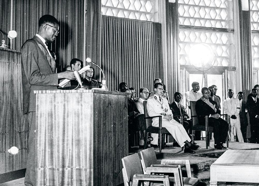 Le tout nouveau Premier ministre du Congo, Patrice Lumumba, prononce, en présence du roi Baudouin (à droite), un discours dans lequel il vilipende la politique coloniale belge. 30 juin 1960.