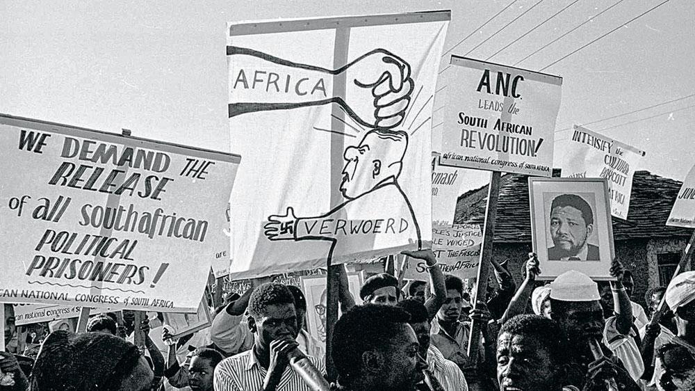 Durant son mandat de Premier ministre, Hendrik Verwoerd a introduit, à la fin des années 1950, la politique d'apartheid. Néanmoins, les deux auteurs de l'attentat contre lui n'appartenaient pas à l'ANC, le mouvement antiapartheid, mais étaient des Sud-Africains blancs.