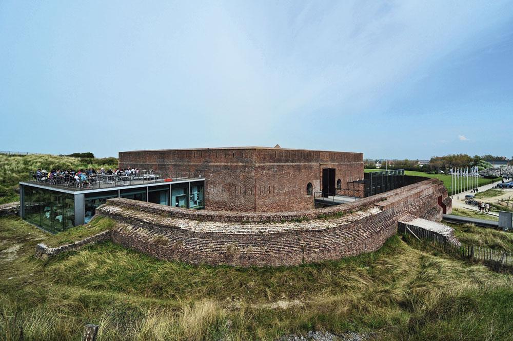 Le Premier consul Bonaparte fait ériger à Ostende, en 1803, une plateforme à canon pour se défendre contre l'invasion britannique. Cette place forte deviendra plus tard Fort Napoléon.