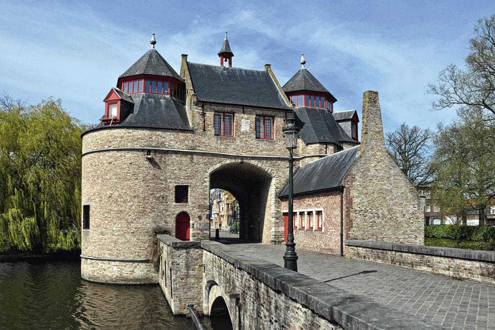 La porte des Anes où les notables de Bruges attendaient Napoléon, sans savoir que le Premier consul était déjà entré dans leur ville par la porte de la Forge.