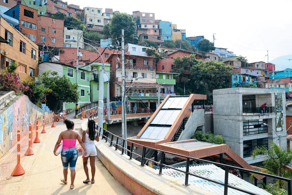 La Comuna 13, un exemple de transformation urbaine et de renaissance grâce aux 384 mètres d'escalators qui relient les quartiers.