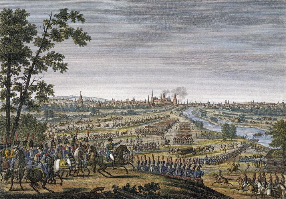 L'entrée des Français à Moscou, le 14 septembre 1812. Après la bataille sanglante mais indécise de Moscou, les Russes se retirent, laissant les Français occuper une ville en feu, incendiée par les Russes eux-mêmes. Dans l'espoir que la Russie se rende, Bonaparte attend cinq semaines à Moscou avant de partir le 5 décembre pour revenir à Paris, où un coup d'Etat a été déjoué, pour lever une autre armée.