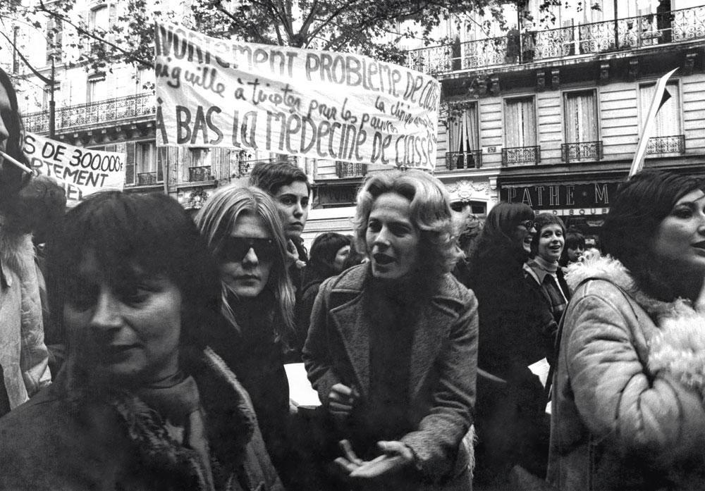Delphine Seyrig et Agnès Varda lors d'une manifestation féministe, en 1972.