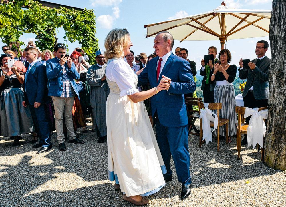 En août dernier, près de Graz, Karin Kneissl, la ministre autrichienne des Affaires étrangères, s'est montrée fière de danser avec le président russe.