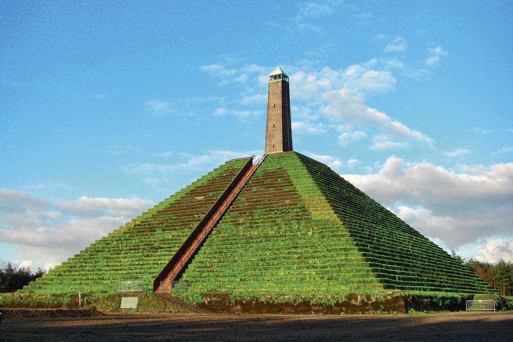 Le monde entier associe le nom d'Austerlitz, petit village autrichien, à la bataille qui s'y est déroulée en 1805. Un an après, la pyramide à degrés que les Français avaient érigée près d'Utrecht (Pays-Bas) en 1804 fut rebaptisée Pyramide d'Austerlitz.