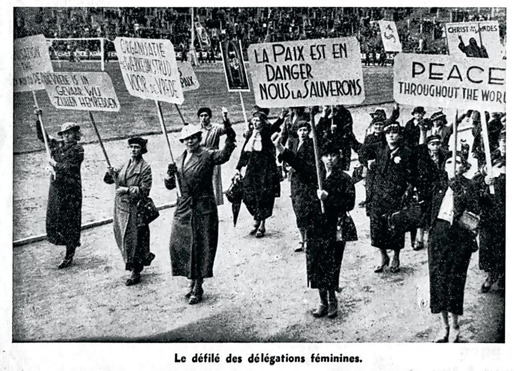 Des femmes défilent au Rassemblement universel pour la paix, à Bruxelles, en 1936.
