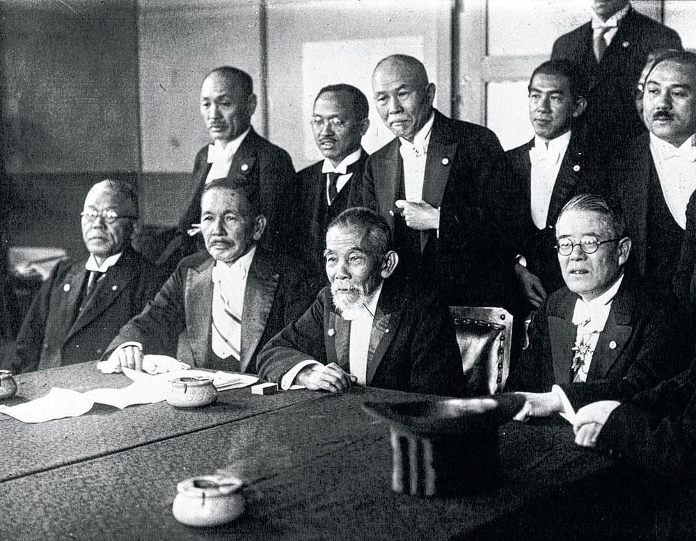 Le nouveau gouvernement japonais du déjà âgé Premier ministre Inukai Tsuyoschi (au milieu) le 13 décembre 1931. Cinq mois après son accession au pouvoir, Inukai fut exécuté le 15 mai 1932 par des cadets de la marine impériale.
