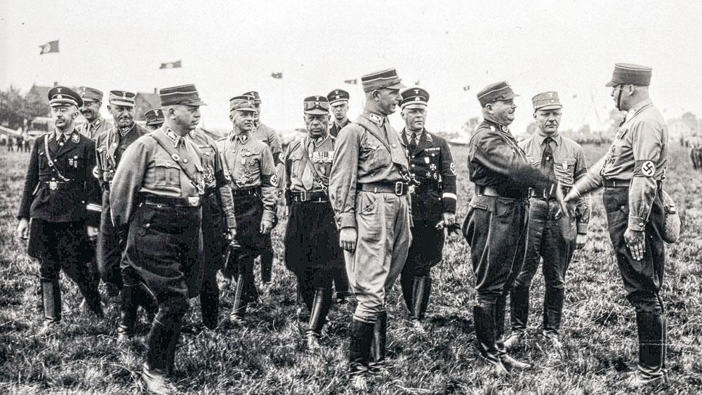 Ernst Röhm (troisième à droite) salue le chef de la section des SA de Dortmund. Après la prise de pouvoir de Hitler, Röhm souhaitait transformer ces équipes de combat en une armée révolutionnaire qui demeurerait sous son commandement.