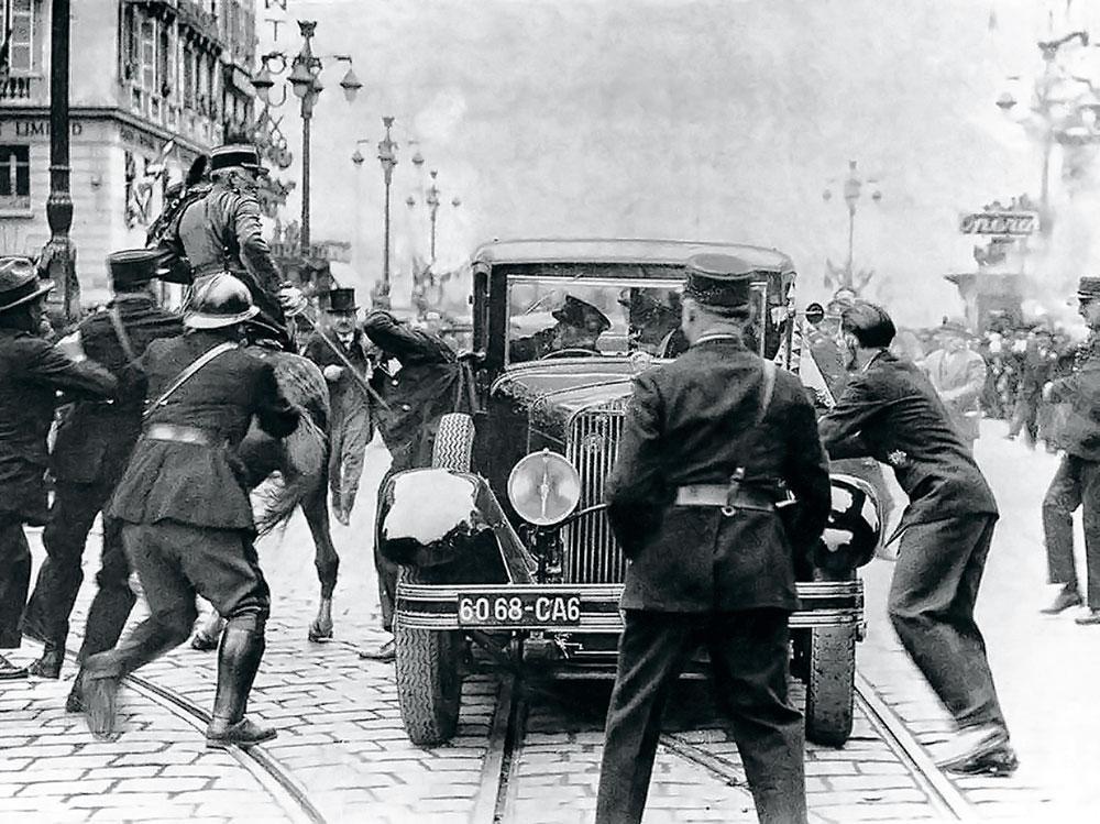 Le terroriste croate Tchernozemski après l'assassinat du roi de Yougoslavie fut blessé à mort par le sabre d'un policier français à cheval. Le cerveau du complot put néanmoins s'échapper en Italie.