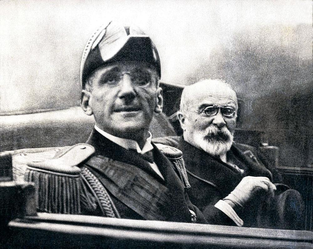 Le roi Alexandre de Yougoslavie (à gauche) et Louis Barthou, le ministre français des Affaires étrangères lors d'une visite d'Etat à Marseille le 9 octobre 1934. Tous deux ont trouvé la mort ce jour-là.