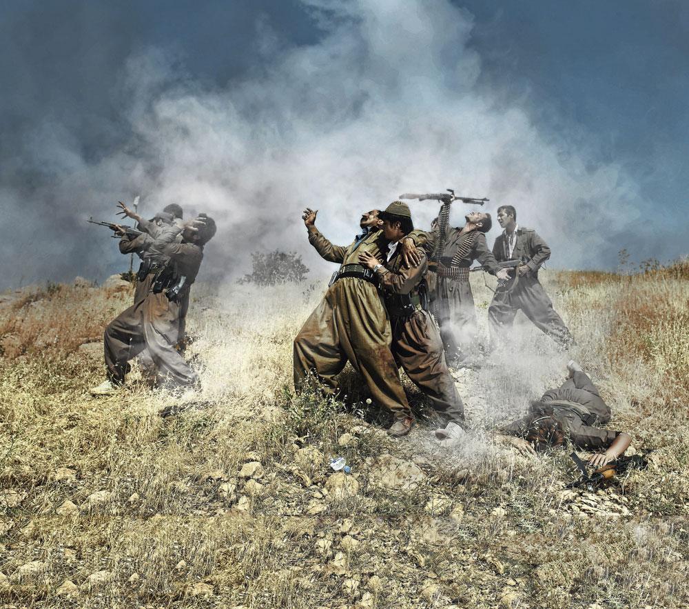 Émeric lhuisset Des soldats kurdes rejouent, à la demande du photographe,  des scènes de guerre inspirées par  des tableaux  du xixe siècle.