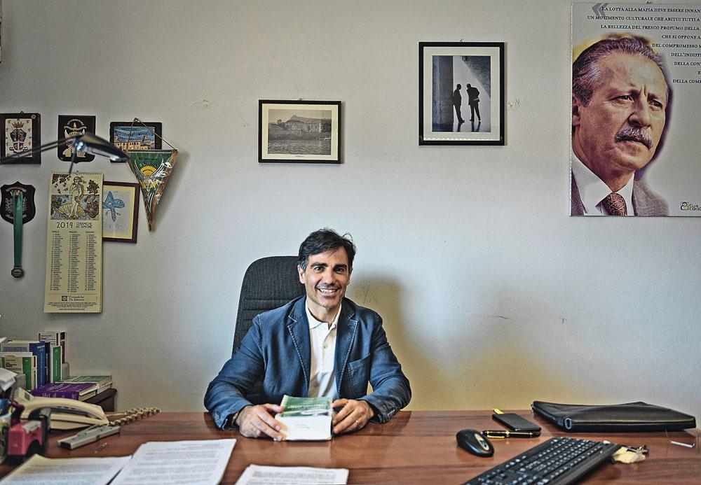 Dario Scaletta, substitut du procureur au tribunal de Palerme, admet qu'il est complexe de prouver qu'un bien a été acquis de façon illicite par la pègre.