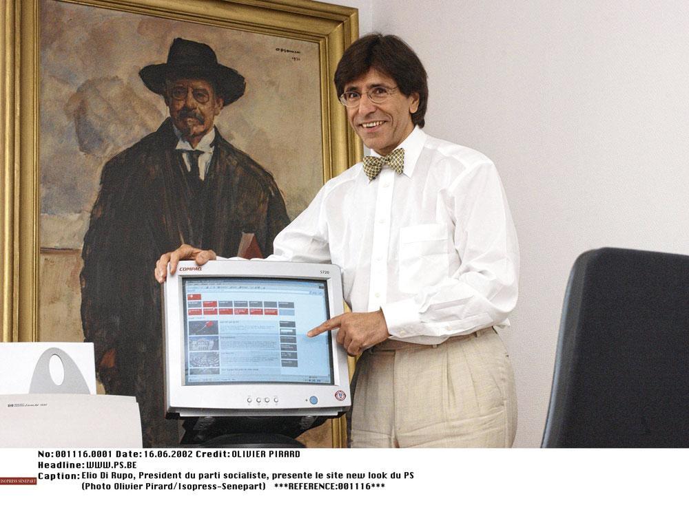 Juin 2002, quel socialiste pose avec un ordinateur devant un portrait de Vandervelde ? Elio Di Rupo, bien sûr.