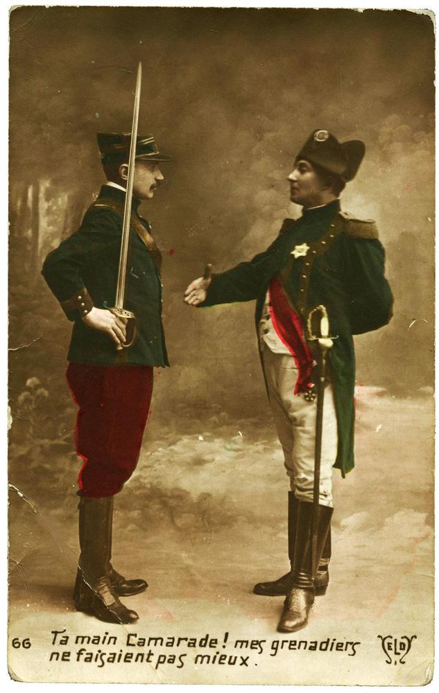 Carte patriotique de 1915 montrant Napoléon tendant la main à un soldat francais.