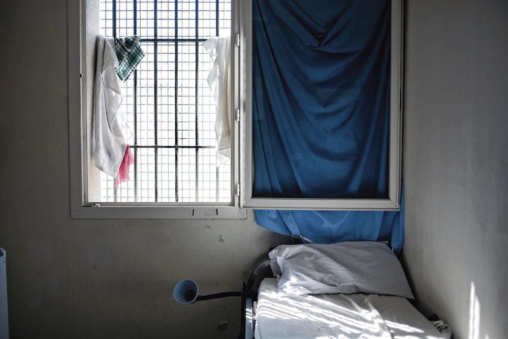 Les détenus en QPR sont en cellule individuelle et font l'objet de mesures de sécurité renforcées.