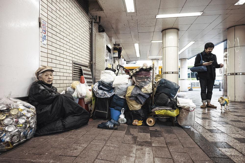 A la rue du jour au lendemain : à Tokyo, en 2012, 73 % des SDF avaient plus de 55 ans.