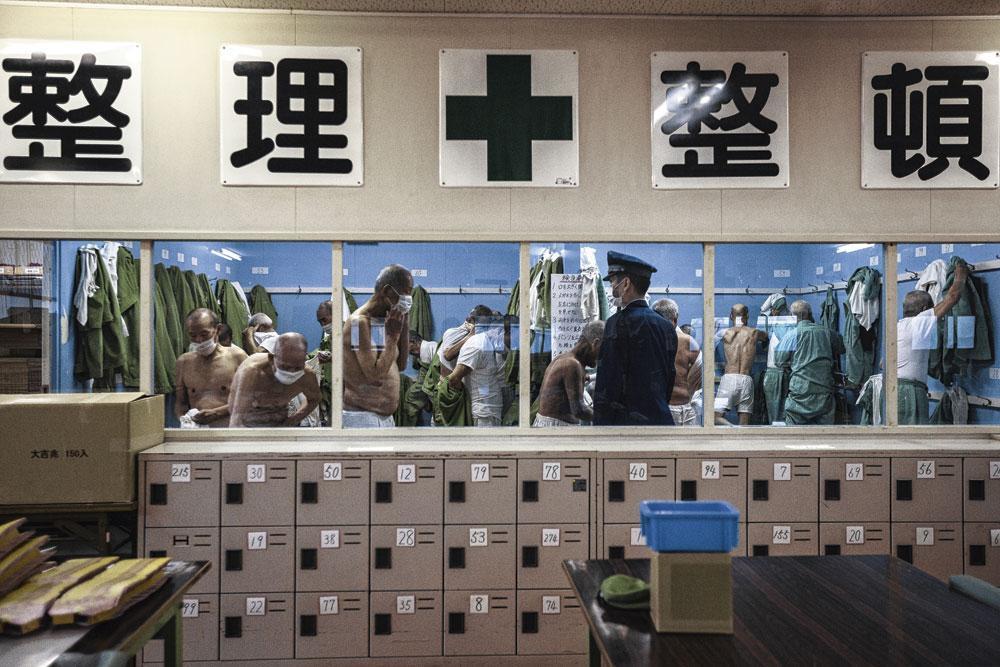 De plus en plus de personnes âgées commettent des méfaits pour aller en prison. Pour y loger, manger et être soigné.