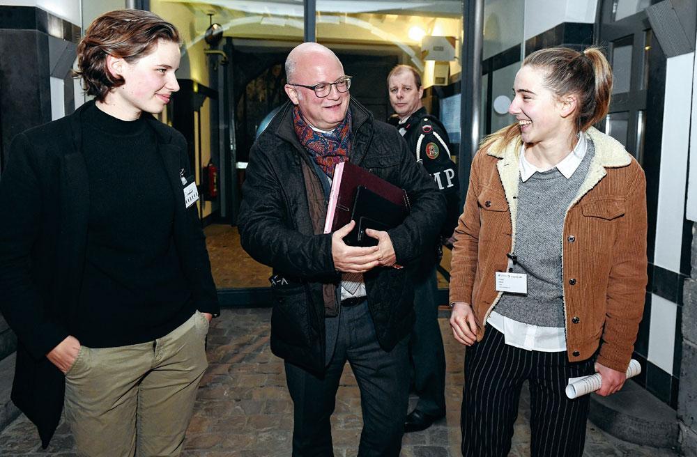 Jean-Luc Crucke (MR) avec Anuna De Wever et Adelaïde Charlier, deux figures de proue du mouvement des jeunes pour le climat.