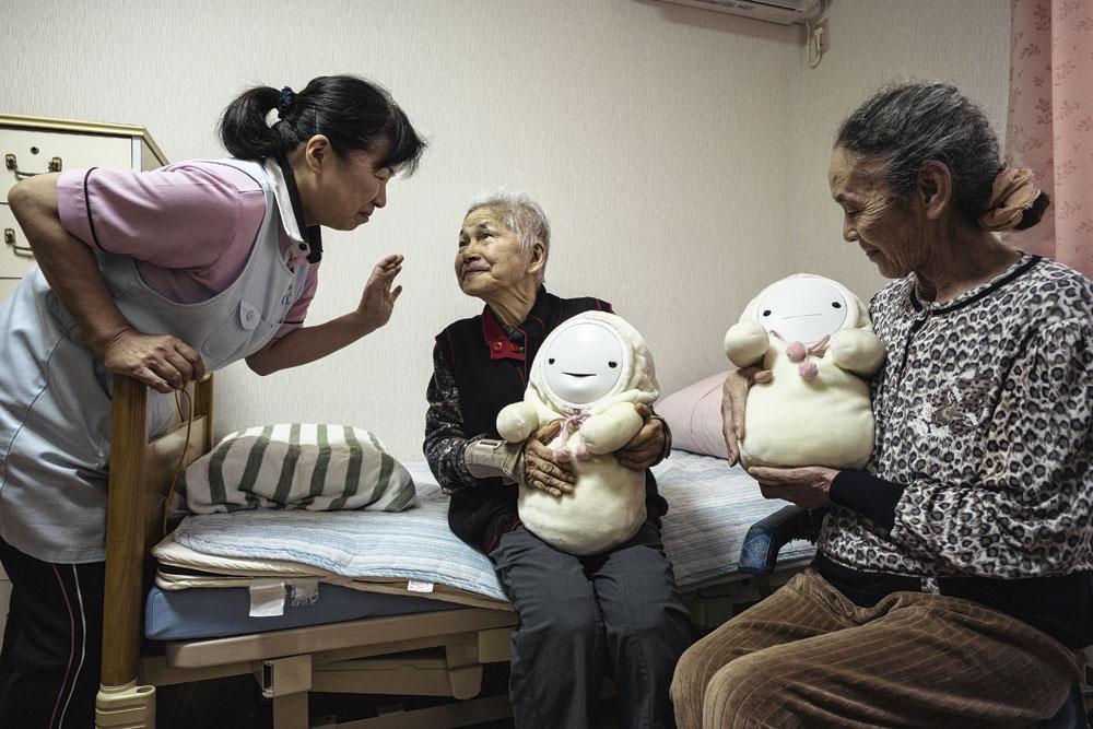 Un robot mi-enfant, mi-fantôme pour maintenir un lien social avec la famille.