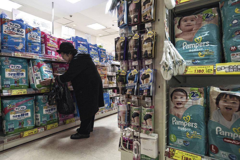 Chez Unicharm, plus gros fabricant de produits hygiéniques, la vente de couches pour adultes dépasse désormais celle des couches pour enfants.