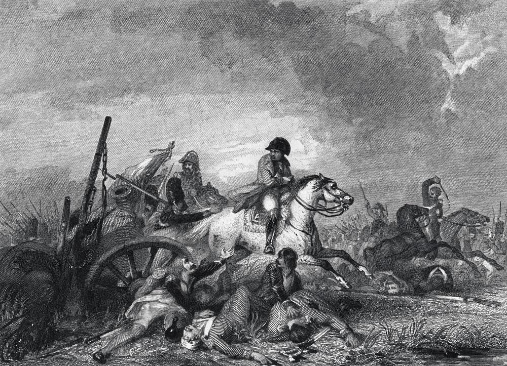 Napoléon fuit Waterloo tandis que les blessés et les morts s'entassent sous les sabots de son cheval.